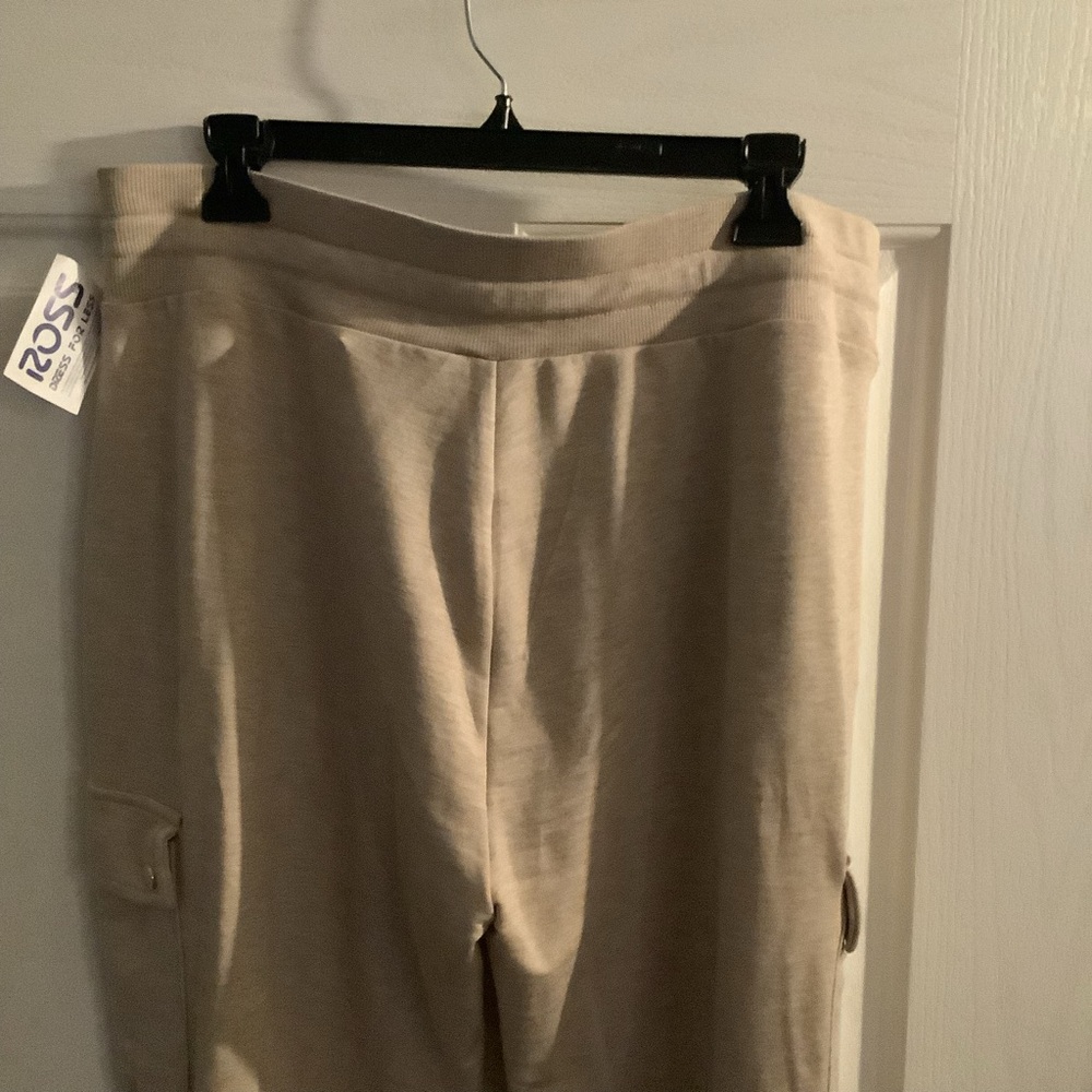 Capri pant set in beige by Calvin Klein, size XL. - Picture 11 of 16